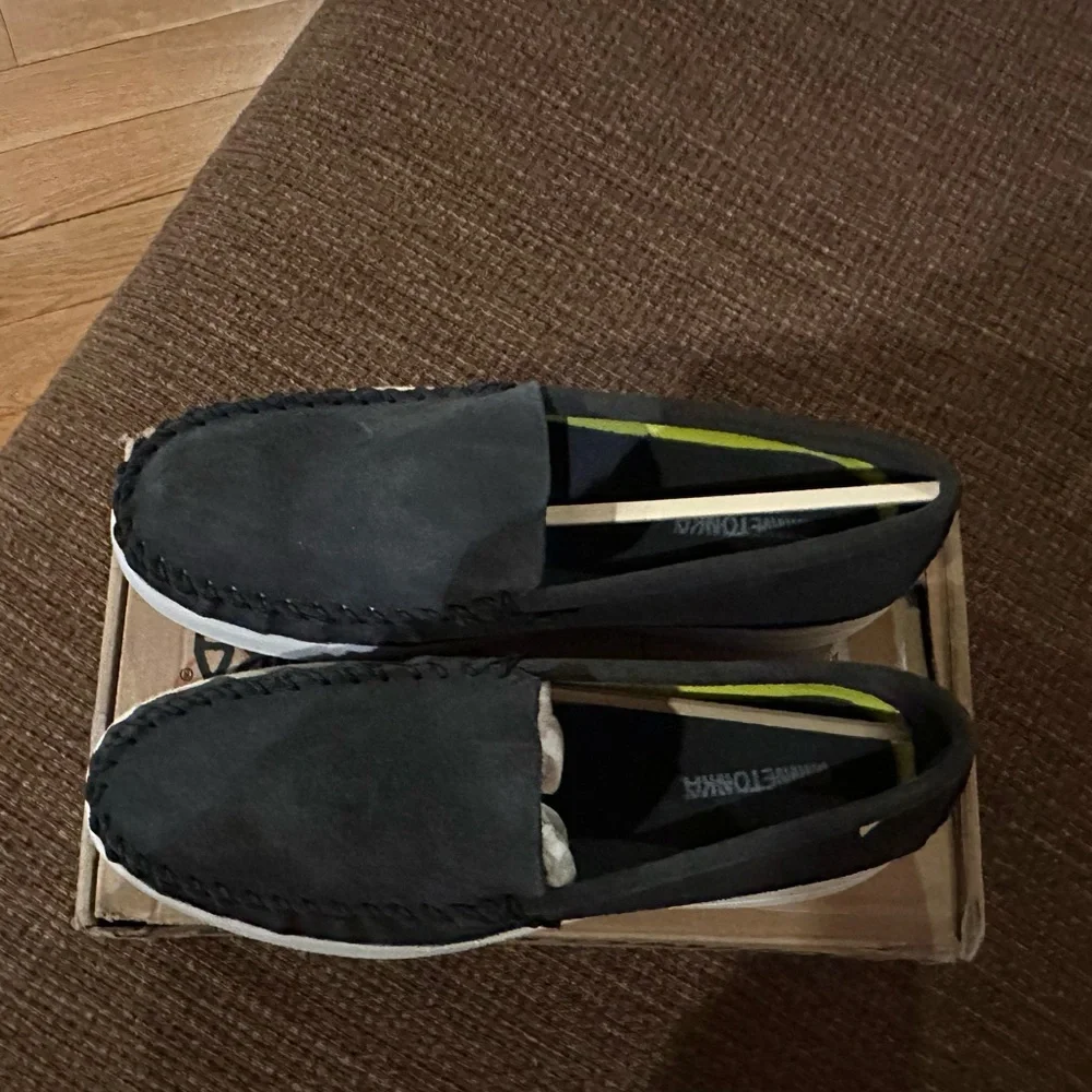 MINNETONKA men’s Discover Classic Slip-On Loafers